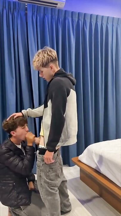 Blonde twink krijgt zijn kont gebeft en afgezogen