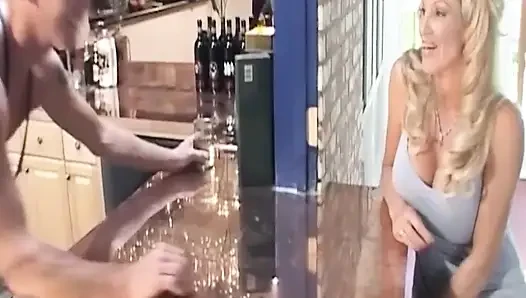 Blonde MILf nimmt schlampig tief in den hals, pulsierenden großen schwanz