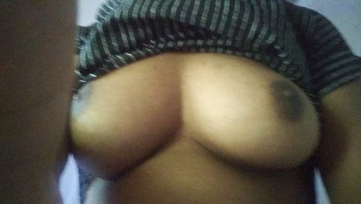 Indische Mallu tante toont haar borsten en speelt alleen 24