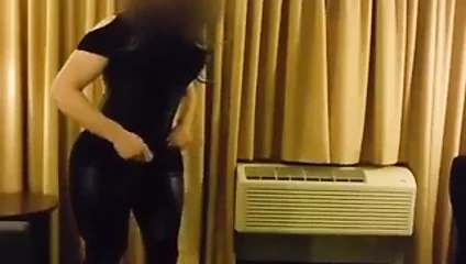 Korse içinde travesti striptiz