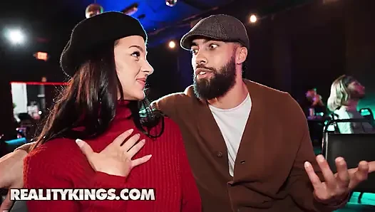 REALITY KINGS - Evelin Stone Spices Up поэзии Slam с скрытным сексом и заполненное спермой лицо