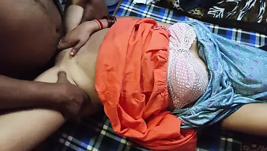 Indian bhabhi ne apne boyfriend ko chut kaza deya chudwake Madhu ki chudai holi me