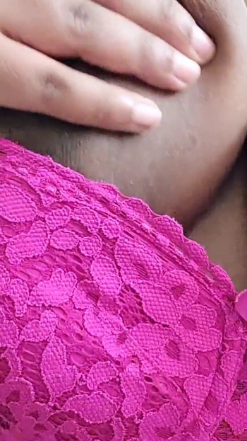 Στρίβω τις ρώγες μου αναπηδώντας τα μεγάλα βυζιά μου