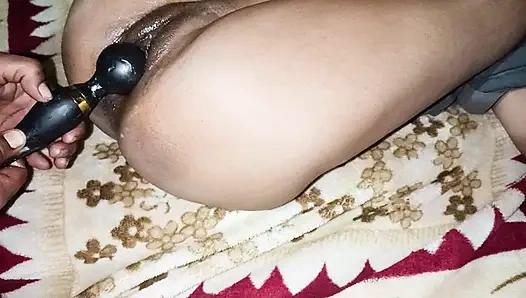 Gadis desa India Desi meniduri steker di pantat dan vagina dengan vibrator