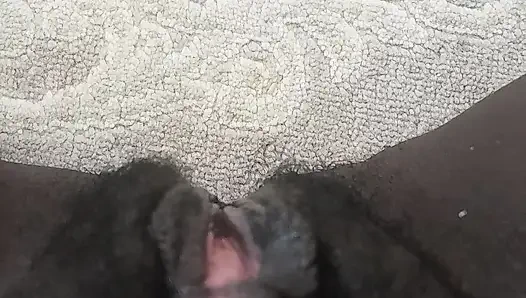 Немецкая толстая волосатая мокрая киска с большим клитором крупным планом