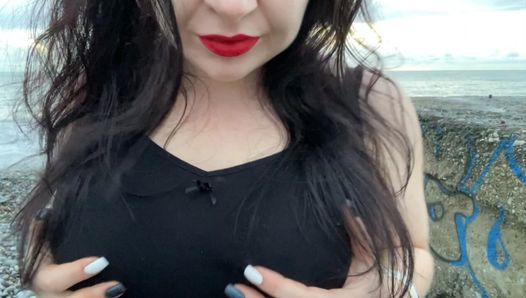 La amante caliente lara está tocando sus grandes tetas y se masturba en una playa pública
