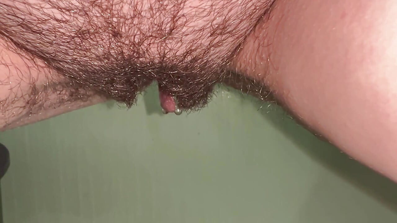 Teen Pees Beautifully