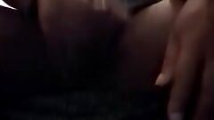 Une grosse bite noire regarde du porno au téléphone se branler (caresse rapide et éjaculation)