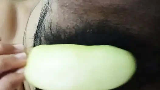 Возбужденная девушка дези мастурбирует дилдо