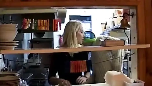 Wildes französisches schätzchen befriedigt zwei schwänze während der arbeit in der küche