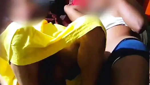 Aku berbagi istriku yang sedang hamil dengan teman-temanku untuk pertama kalinya.