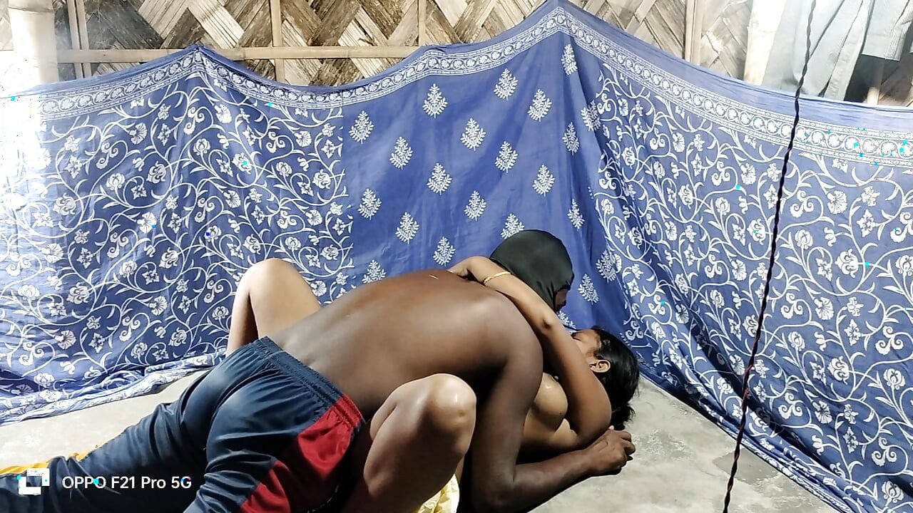 Indická vesnice, krásná holka má sex se spermatem v kundičce