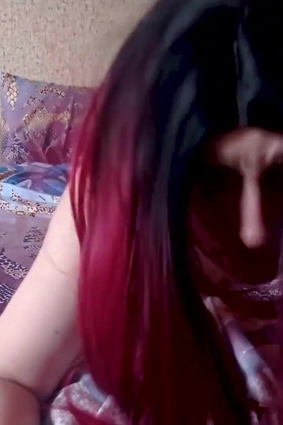 Meine mitbewohnerin im wohnheim kam zum waschen, während ich mich rasierte