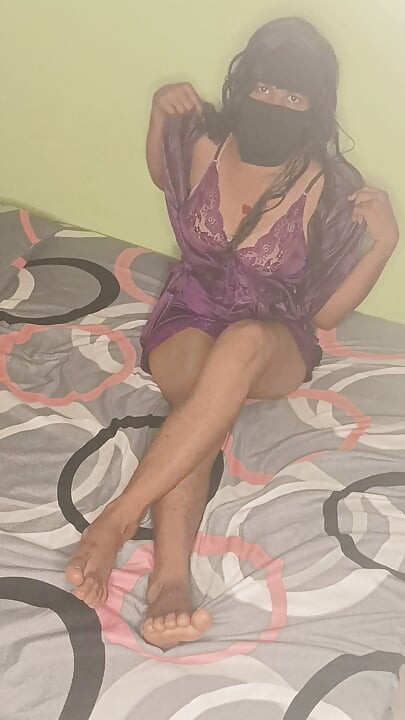 सेक्सी गरम गृहिणी तिचे शरीर दाखवते