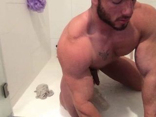 Un énorme culturiste se masturbe sous la douche - spécial