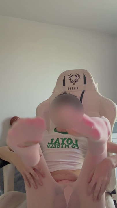 Femboy sissy liếm chân