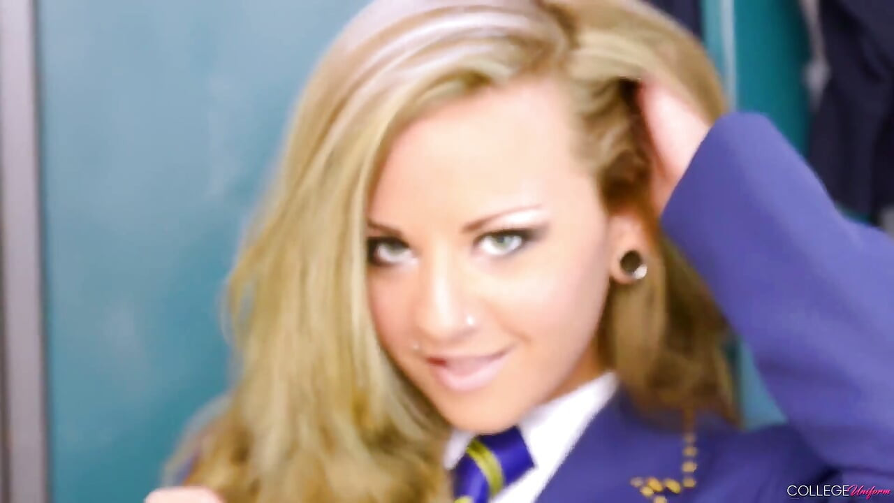 Zadirkivanje u svlačionici Tamsin K