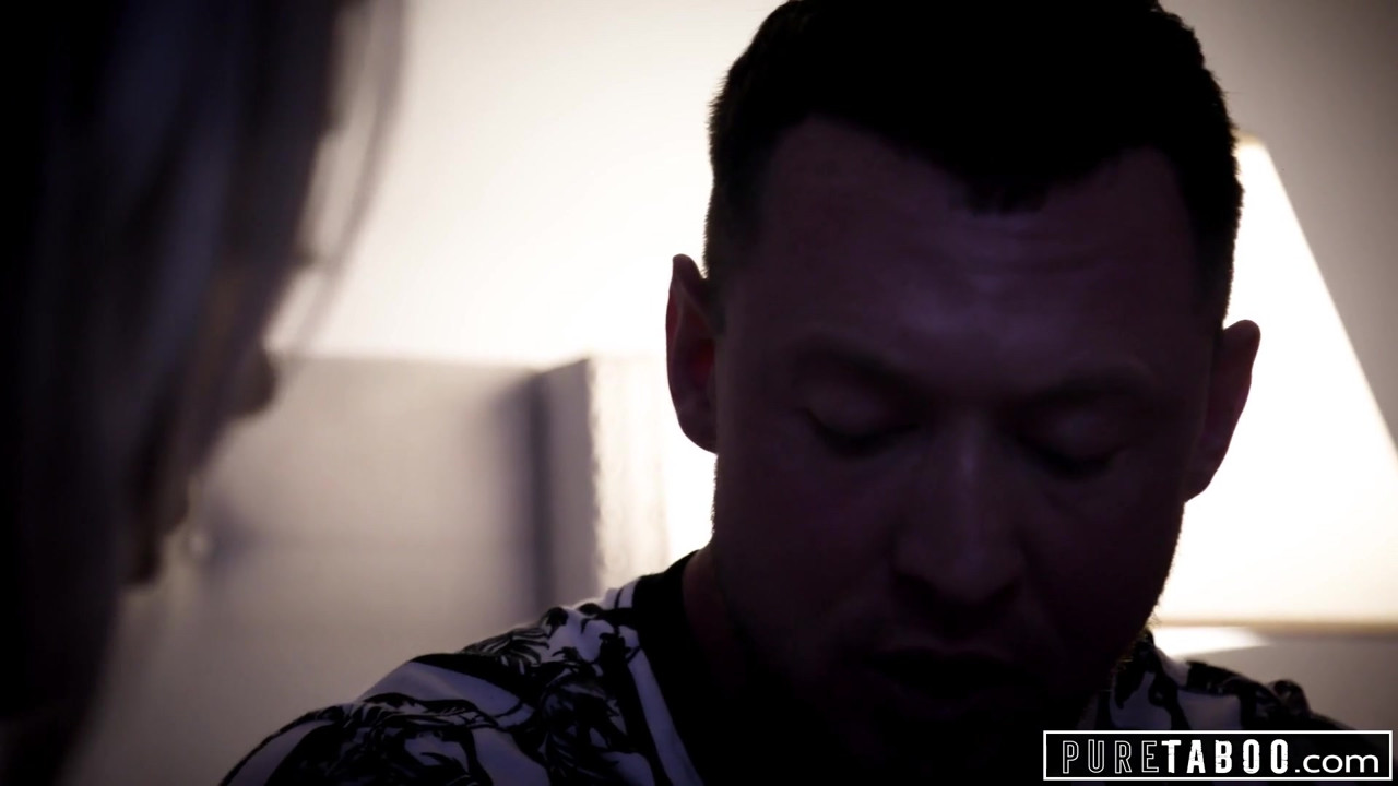 純粋なタブー、セクシートランスガールが悲しみの男をやる