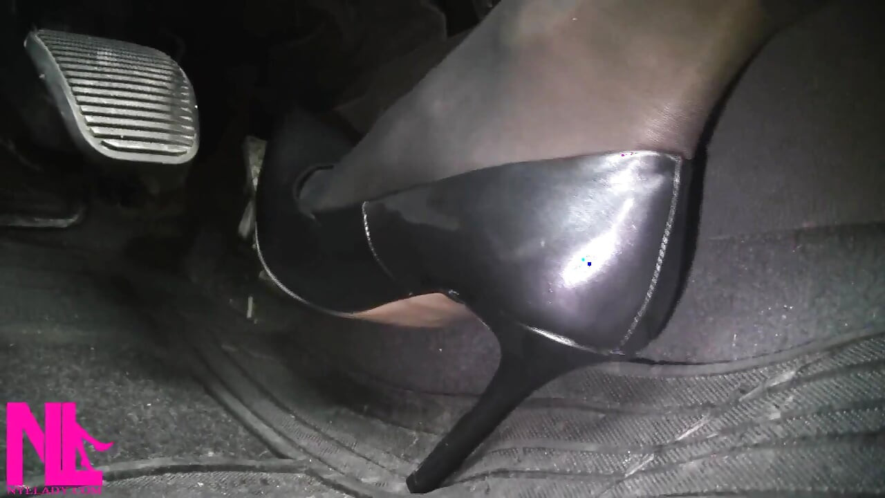 Revvieren und Fahren in schwarzer strumpfhose und grauen high heels