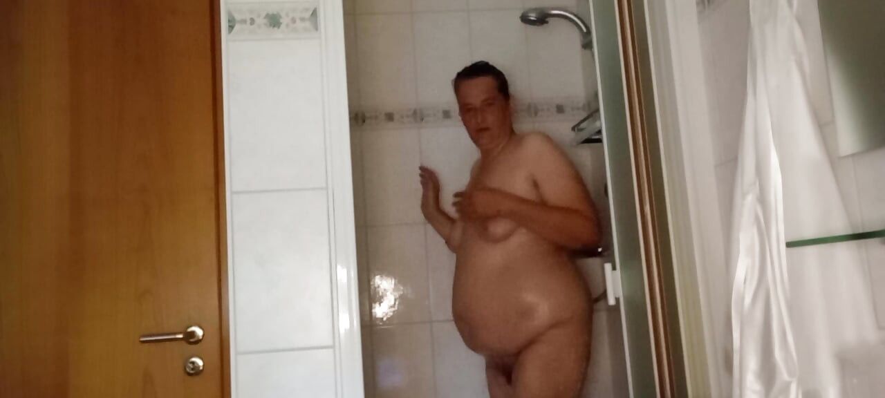 Ώριμη BBW MILF ντους για εσάς - Φυσικό αγγούρι Καρότο Scrub & Flirt Clip2