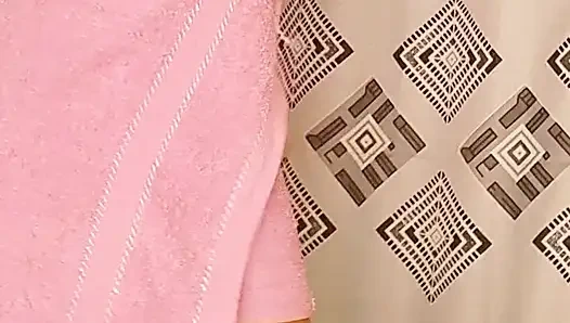 Rahibe yüksek sesle çığlık atarak büyük fışkırtıyor