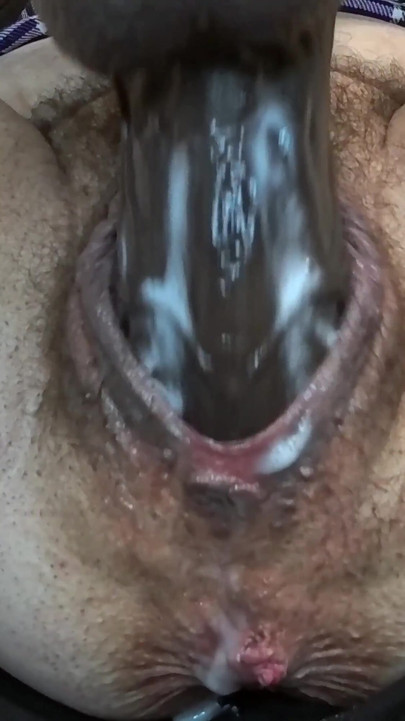 Krzywego amatora jeździ największy dildo BBC w fioletowej spódnicy - twarde walenie i palec analny wykończenie wibratora | Klip 1