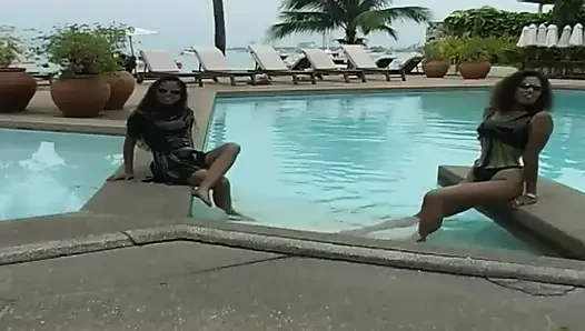 2 cewek semok latina lagi asik fetish lateks di kolam renang dan di pantai