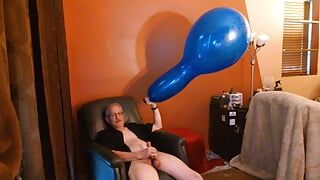 109) Il palloncino perversa si sega e si masturba con il palloncino di papà