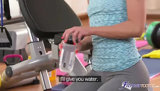 Fitness Rooms - tante guru olahraga dan murid atleti lagi olahraga
