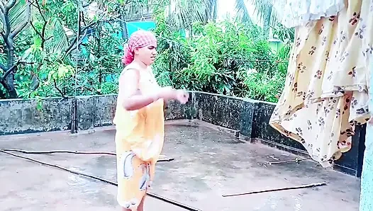 Kakak ipar dengan menekan payudaranya