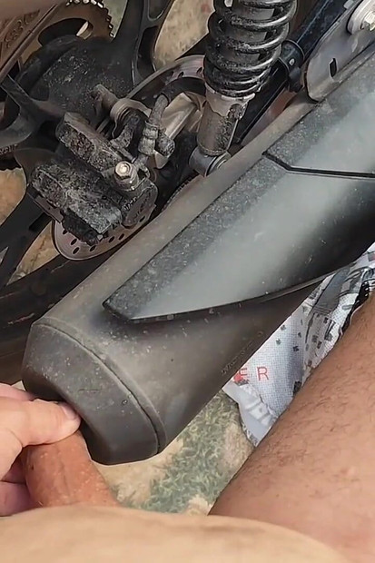 爸爸在摩托车上快速啪。