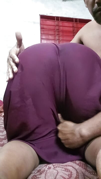 Uma esposa muçulmana hijabi bate boquetes e é fodida