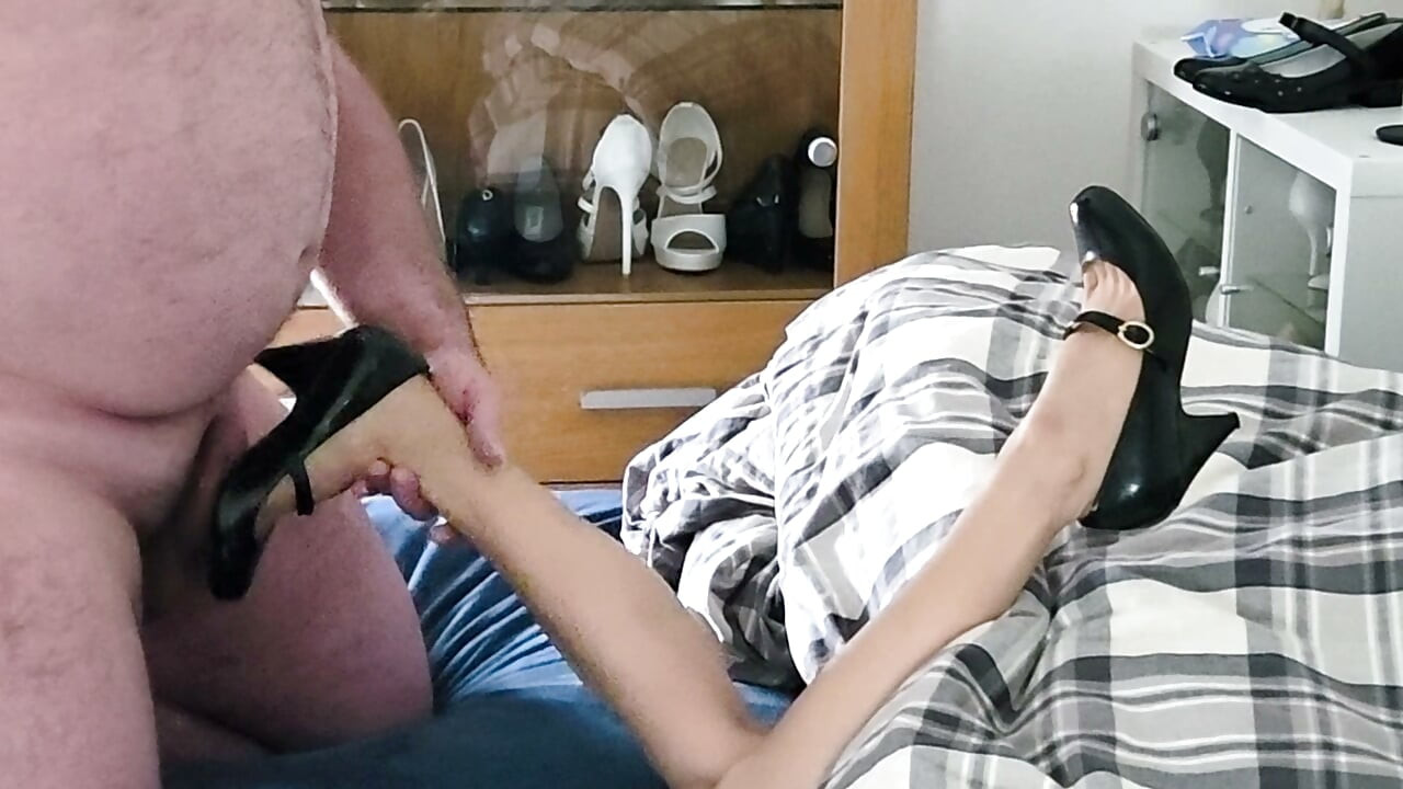 To ben stikker ud under et tæppe i de sorte laksko i 36