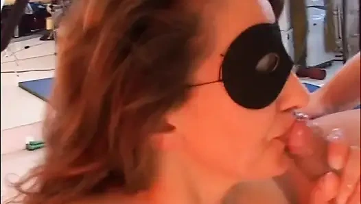 Maskierte MILF mit schönen titten und behaarter muschi von großem amateur-schwanz im fitnessstudio gefickt und in den mund gespritzt