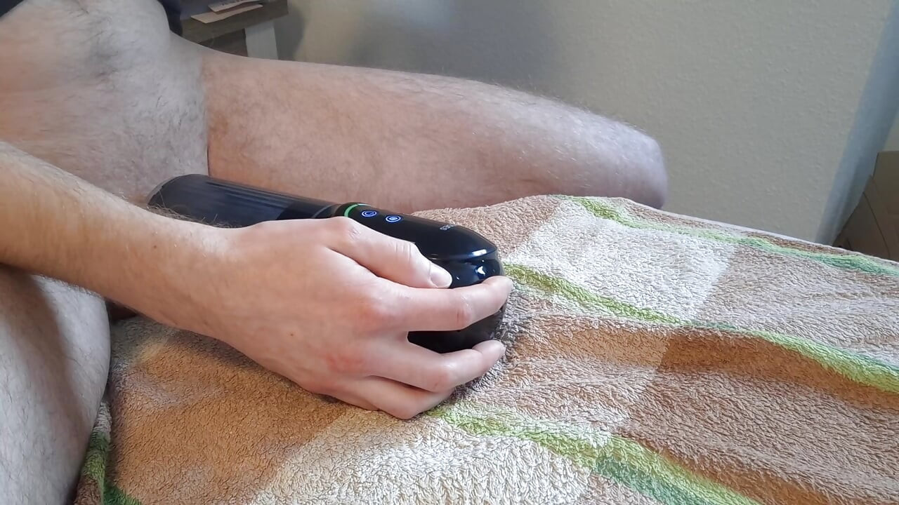 Nieuw speeltje! Zuigen, trillend en draaiend masturbator. Unboxing en probeer het eerst.