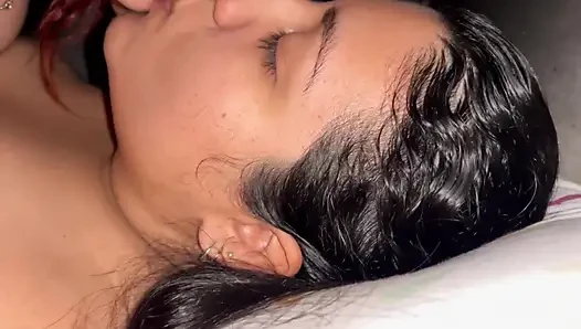 Heiß! 🔥 Intensiver lesbischer Sex mit meiner besten Freundin und behaarten Muschi