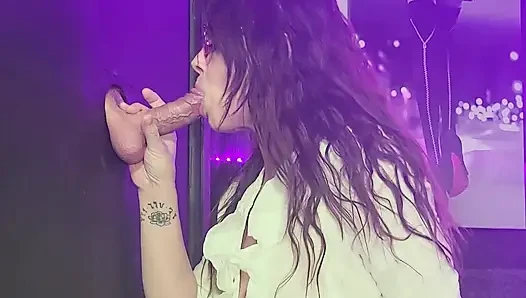 Gloryhole jade lagi asik nyepong damon