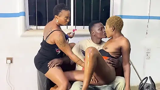 Kocamı Ve Salon Temizlikcimizi Sikişirken Yakaladım Ve Katıldım