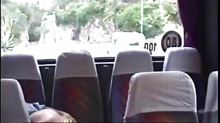 在前往科西嘉島的途中乘坐公共汽車的帕圖茲！