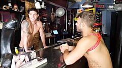 Bastian i Allen zostają wyruchani w klubie erotycznym