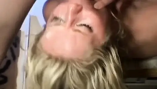 Эту французскую крошку хардкорно трахнули в рот