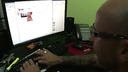 Yüksek topuklu sarışın piliç kaslı adamın yarağını tatmin ediyor