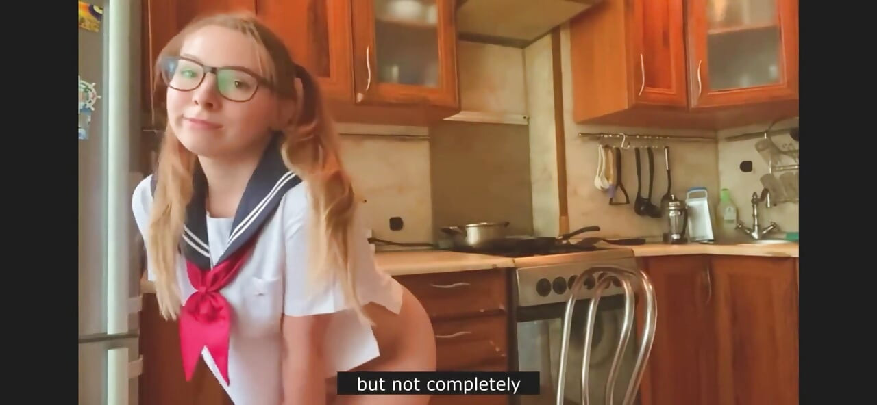 Mlada lepotica u japanskoj koledž uniformi masturbira u kuhinji i ćaska sa vama