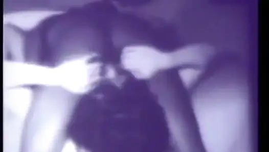 Retro dreier mit geiler schwarz-weiß-milf und strapon-dildo (Kein audio, sondern musik)