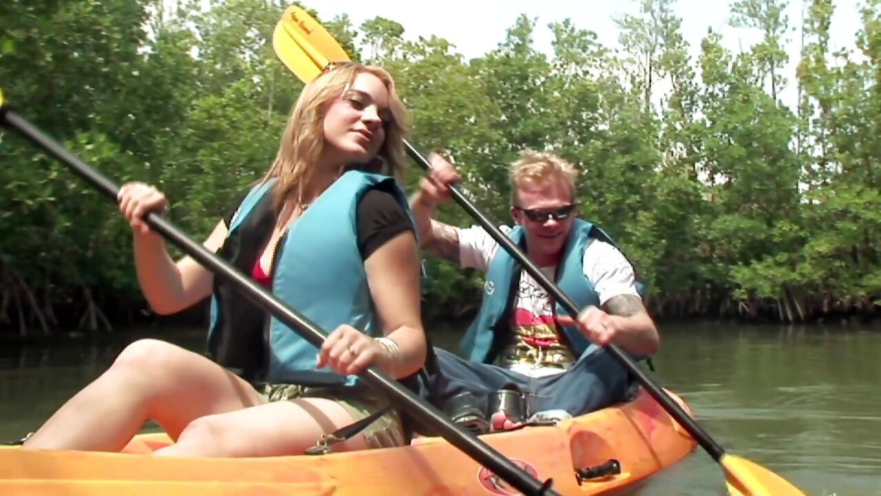 Těžká prsatá kunda nadržené díry chce být naplněna