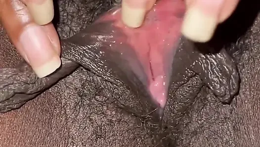 Aku lagi asik ngusap memek tembus pantaku sampai muncrat
