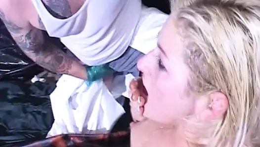 Sarışın hatun amcığını yalatıyor ve orgazm olmak için parmaklanıyor