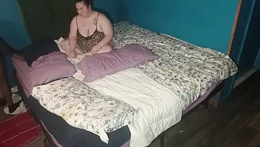 O şişman amcığı iyi sikiyor