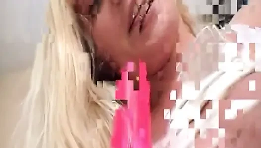 Sarışın pembe dildoyla kendini derinden sikiyor