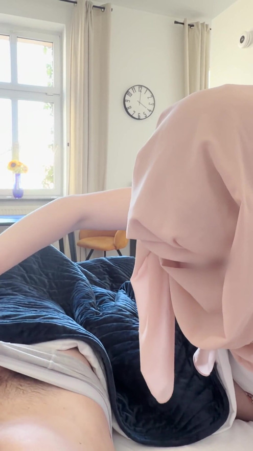 "Nikada ranije nisam video tako nešto." Stidljiva arapska maćeha ne može da skine pogled sa neobrezanog kurca svog polu sina u... | Klip 2